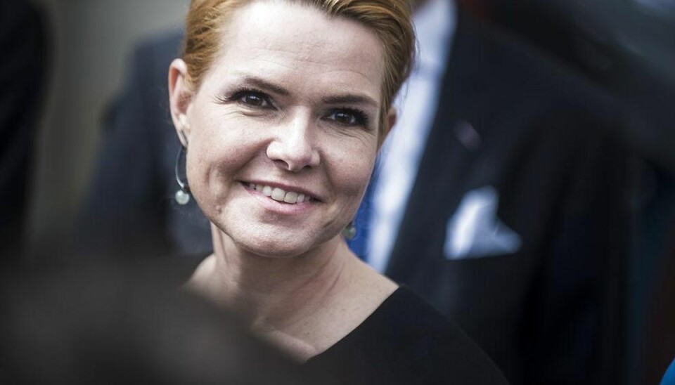 Omstridte asylannoncer ventes klar i denne måned Støjberg vil annoncere om danske forhold. Integrations- og boligministeren vil annoncere om flygtninges forhold i Danmark i udenlandske aviser. Forsker og Dansk Flygtningehjælp tvivler på effekten. arkivfoto: RB Plus. Borgerlige bank til Venstre for børnecheck. Venstre kaldte den tidligere regerings administration af børnecheck til EU-borgere efter EU-reglerne for skandaløs. Nu gør Venstre det samme. K og DF er sure. Arkivfoto: Regeringens nye ministre bliver introduceret på Amalienborg i København. Her er det Inger Støjberg. (Foto: Simon Læssøe/Scanpix 2015)