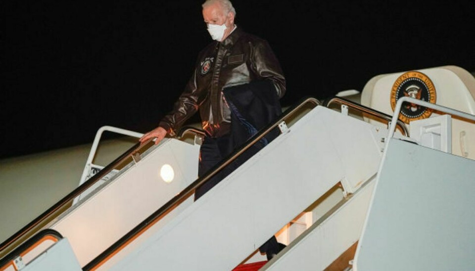 Præsident Joe Biden ses her på vej ud af “Air Force One” – præsidentens fly – på vej mod Camp David. Biden fløj til Hagerstown i Maryland og kørte derefter i bilkortege derop for at undgå problemer med dårligt vejr. Foto: Joshua Roberts/Reuters