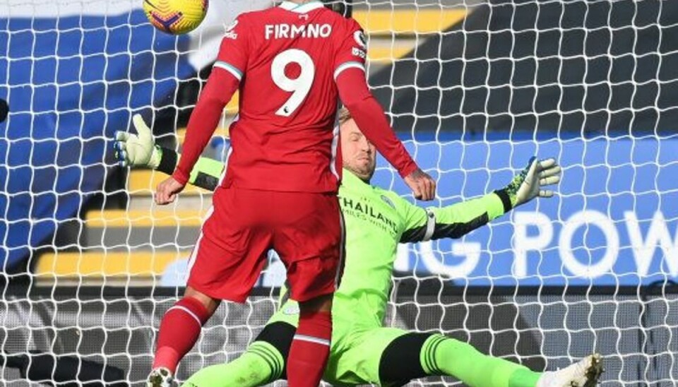 Leverer redning i verdensklasse Leicester-keeper Kasper Schmeichel leverede i denne situation en flot redning på et forsøg fra Liverpools Roberto Firmino. Foto: Michael Regan/AFP