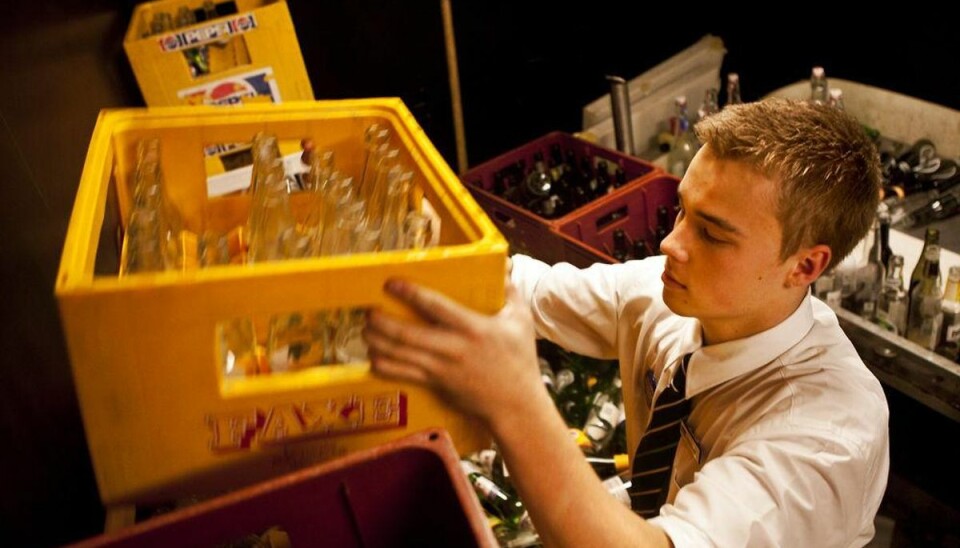 Unge snydes på fritidsjobs: Ringe forhold Rasmus, der er ungarbejder i Føtex på Vesterbrogade, skaber plads inde i flaskerummet. Foto: Andreas Beck/Scanpix
