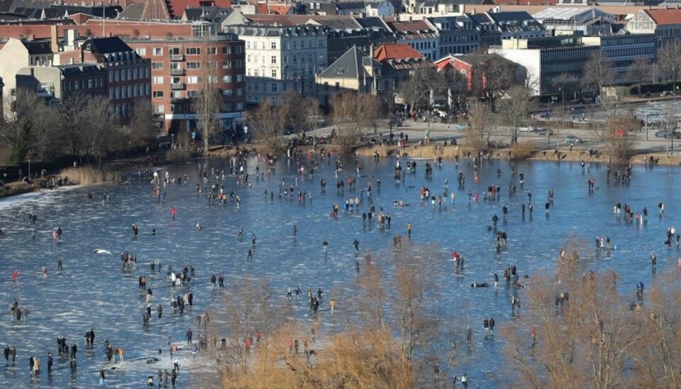Politiet advarer: Folk strømmer til