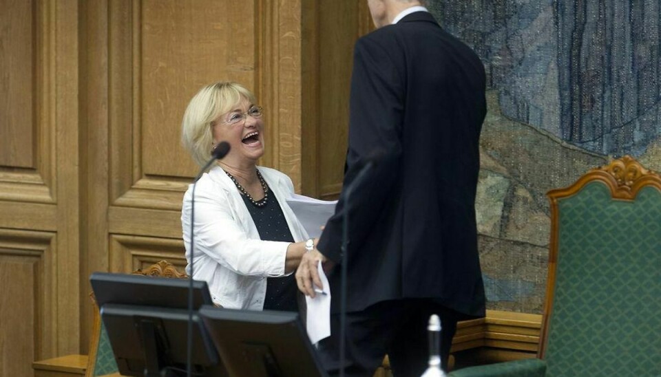 Bertel Haarder byder Pia Kjærsgaard velkommen til formandspladsen. Foto: Keld Navntoft/Scanpix.