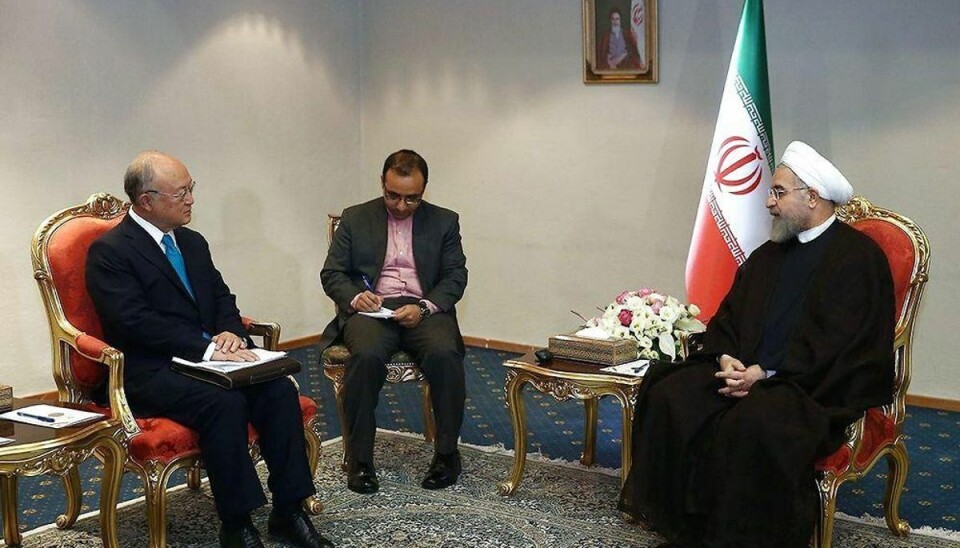 Rapport: Så tæt er Iran på atombomben Det iranske folk venter i spænding på en atomaftale, der kan give nyt håb til landets hårdt pressede økonomi og industri. FOTO: A handout picture released on July 2, 2015 by the official website of the Iranian President Hassan Rouhani shows him (R) meeting with the head of the UN’s atomic watchdog Yukiya Amano during a meeting in the capital Tehran. Amano will have a series of meetings with Iranian officials to try to advance the negotiations over Tehran’s nuclear program, which are the subject of intense negotiations in Vienna between Iran and the so-called P5+1 group (China, USA, France, UK, Russia and Germany). AFP PHOTO / HO / IRANIAN PRESIDENCY WEBSITE == RESTRICTED TO EDITORIAL USE – MANDATORY CREDIT ” AFP PHOTO / HO / IRANIAN PRESIDENCY WEBSITE” – NO MARKETING NO ADVERTISING CAMPAIGNS – DISTRIBUTED AS A SERVICE TO CLIENTS ==