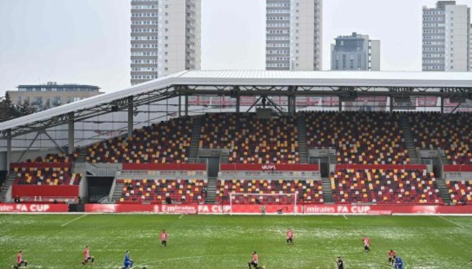 Siden juli sidste år er spillerne i engelske fodbold som led i en kampagne mod racisme gået ned i knæ lige før kampstart. Foto er fra FA Cup-kampen mellem Brentford og Leicester 24. januar. Spillerne fra Brentord vil nu finde andre måder at støtte antiracismekampagnen på. Foto: Ben Stansall/AFP