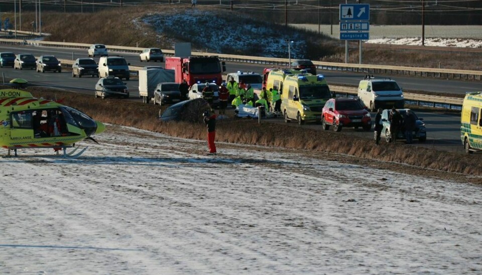 En mand er død efter soloulykken på E20 Vestmotorvejen søndag sidst på eftermiddagen. Foto: Presse-fotos.dk.