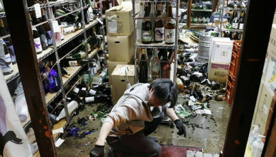 Oprydningen er i gang i en vinforretning i byen Fukushima i Japan, efter at regionen blev ramt af et kraftigt jordskælv lørdag. Foto: Unknown/Scanpix