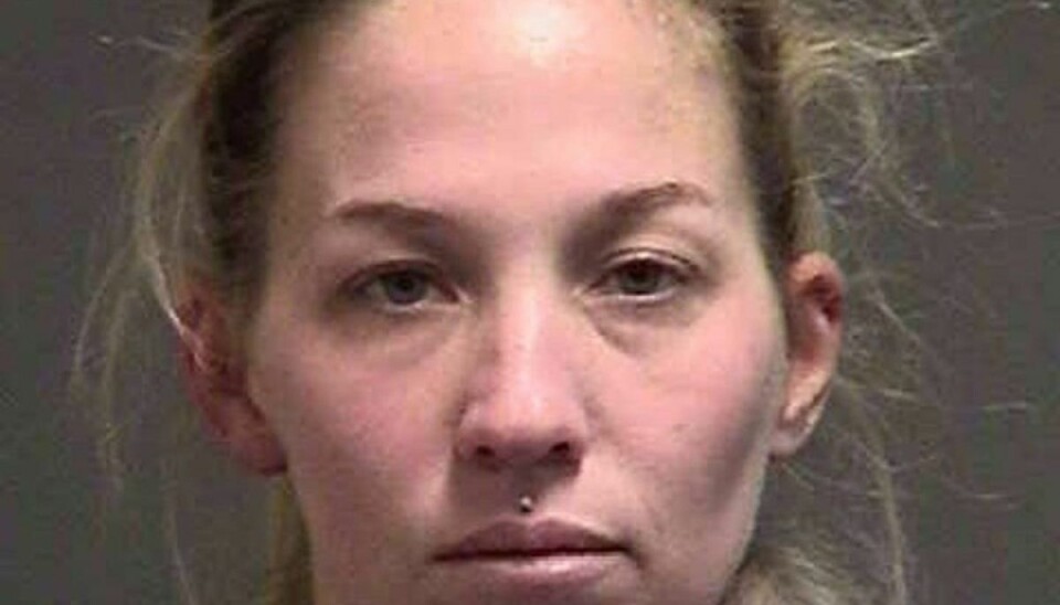 Fængslet for pigesex med elev 35-årige Hayley Morgan Hallmark har fået administrativt orlov fra sin stilling som lærerinde på en skole i Niceville i Florida efter det er kommet frem at hun har haft et seksuelt forhold til en kvindelig elev. Foto: Okaloosa County Sheriffs Office.