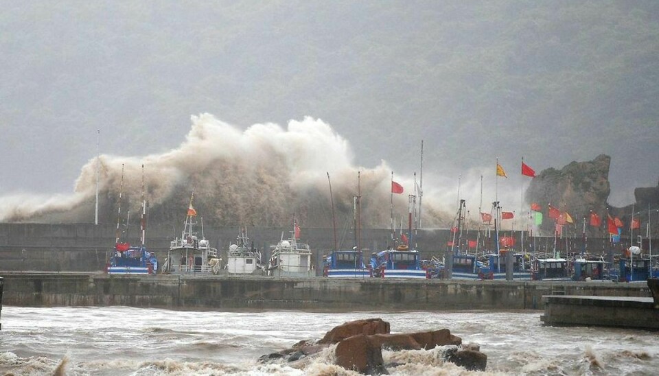(150711) – – ZHOUSHAN, July 11, 2015 (Xinhua) – – Photo taken on July 10, 2015 shows huge waves at a dock in Zhoushan City of east China’s Zhejiang Province. Typhoon Chan-Hom is expected to land somewhere between Sanmen and Zhoushan in east China’s Zhejiang Province on Saturday afternoon, the National Meteorological Center (NMC) forecast. (Xinhua/Wu Linhong) (zwx) (Photo by Xinhua/Sipa USA)