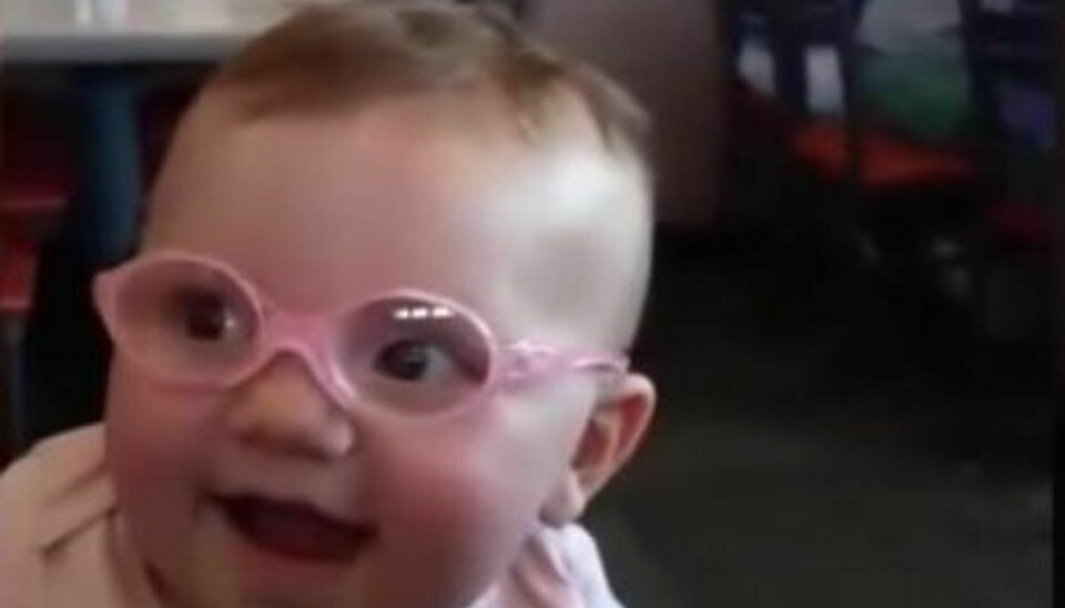 øjeblik: Baby får briller, ser forældre for første