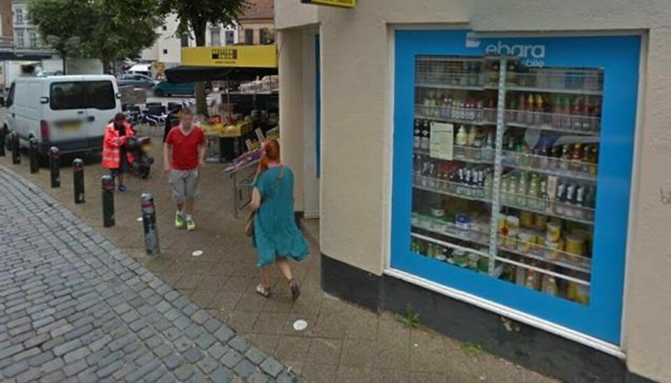 Michella’s Frugt og Grønt i Kolding har fået en sur smiley og en bøde på 5000 kroner på grund af for varme temperaturer i køler til kød. Foto: Google Maps