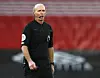 Efter dødstrusler er Mike Dean klar til igen af dømme Premier League-fodbold. Foto: Adrian Dennis/Reuters