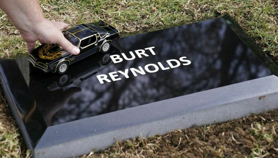 Burt Reynolds aske er begravet. En fan hylder med den ikoniske bil. Foto: Chris Pizzello/Scanpix.