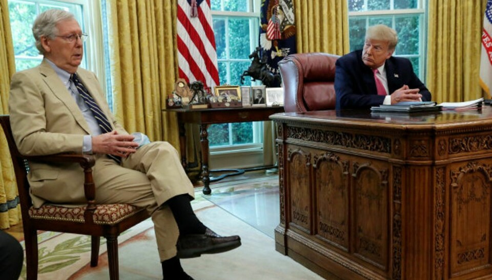 Mitch McConnell (tv.) og Donald Trump (th.) ses under en samtale i Det Hvide Hus. Konflikten mellem de to er på det seneste brudt ud i lys lue. (Arkivfoto) Foto: Leah Millis/Reuters