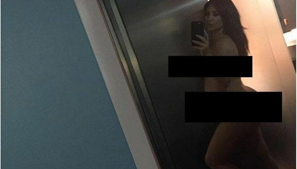 Kardashian nøgen med noget på hjerte Kim Kardashian har delt et billede af sin nøgne, gravide krop for at lukke munden på sine kritikere. Klik videre og se det ucensurerede billede. Foto: Facebook