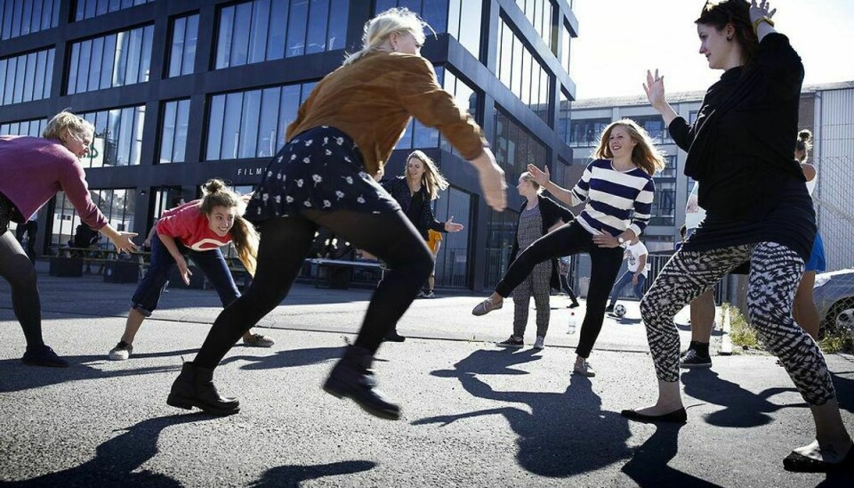 Kaospiloter leger foran deres nye hovedkvarter i Filmbyen i Aarhus. KaosPiloterne 3-årig international iværksætteruddannelse med fokus på projektledelse, lederskab og forretningsudvikling.