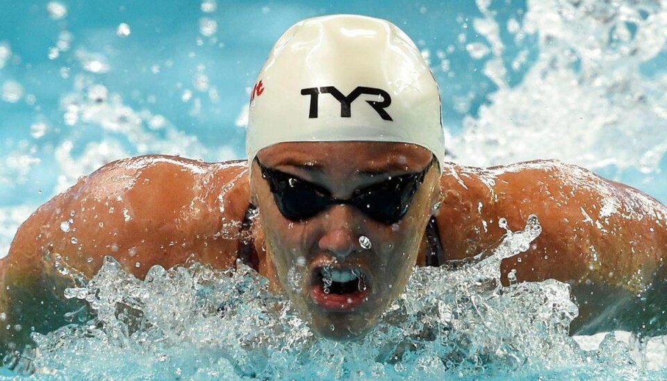 Suveræn Ottesen booker finaleplads på 100 meteren Jeanette Ottesen vandt søndag sit indledende heat i 100 meter butterfly ved VM svømning i Kazan. Ottesen var næsthurtigst af alle i de indledende heats, hvor kun den svenske favorit Sarah Sjöström var hurtigere end danskeren. Foto: CHRISTOPHE SIMON/Scanpix.