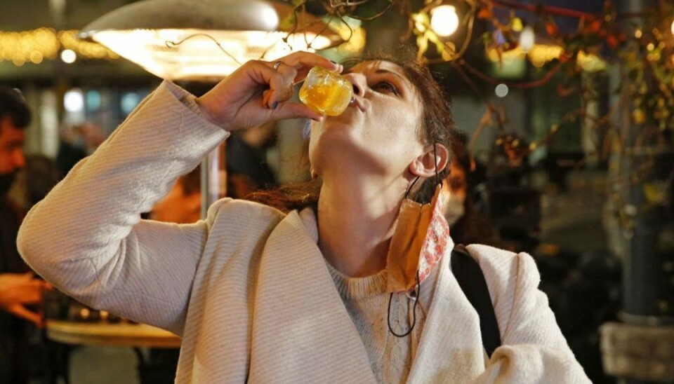 Et skud vaccine udløser et shot på en bar i Tel Aviv. KLIK VIDERE OG SE FLERE BILLEDER. Foto: Gil Cohen-Magen/AFP Et skud vaccine udløser et shot på en bar i Tel Aviv. KLIK VIDERE OG SE FLERE BILLEDER. Foto: Gil Cohen-Magen/AFP