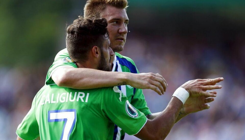Brandvarme Bendtner scorer i Wolfsburgs pokalsejr Daniel Caligiuriog Nicklas Bendtner jubler over Bendtners mål. Foto: RALPH ORLOWSKI/Scanpix.
