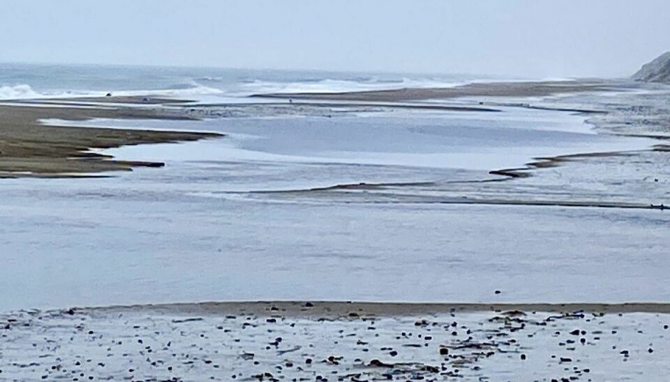 Det er især ved den store “sø”, der er skabt på stranden, man skal passe på. Det kalder strandfogen for et “indhav”. Foto: Michael Mørk, strandfoged.