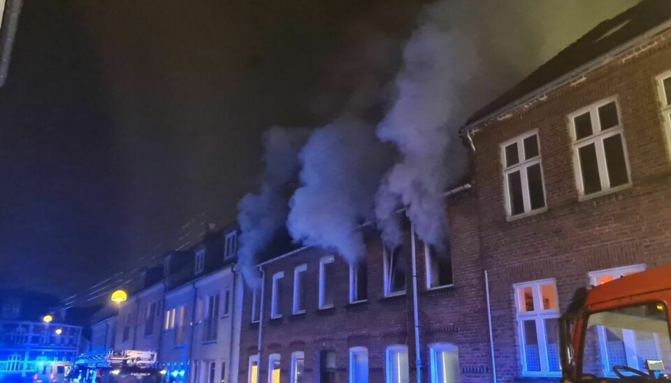 Massiv røg strømmer ud ad vinduerne efter brand i Kolding. KLIK VIDERE OG SE FLERE BILLEDER. Foto: presse-fotos.dk