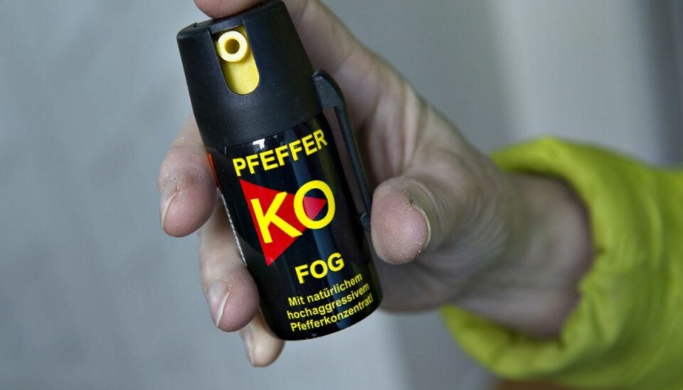Borgere får frit lejde for at aflevere peberspray. KLIK VIDERE OG SE, HVORDAN PEBERSPRAY VIRKER.(Foto: Henning Bagger/Ritzau Scanpix) Borgere får frit lejde for at aflevere peberspray. KLIK VIDERE OG SE, HVORDAN PEBERSPRAY VIRKER.(Foto: Henning Bagger/Ritzau Scanpix)