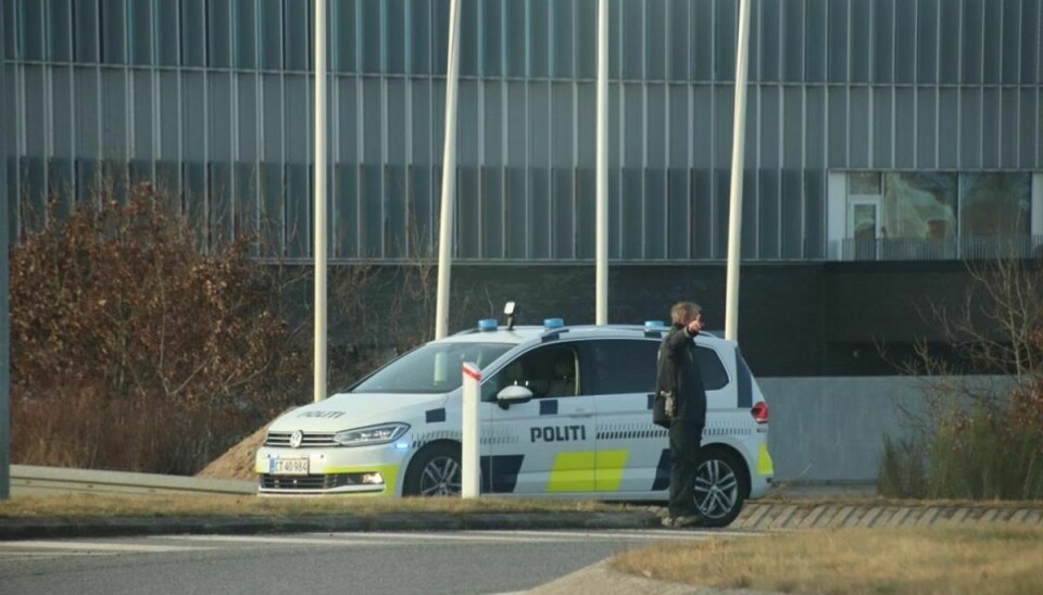 Politiet omdirigerer trafikken ved politigården i Herning. KLIK FOR FLERE BILLEDER FRA STEDET. Foto: Presse-fotos.dk