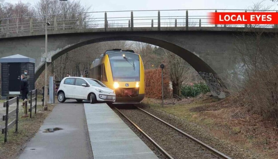 Togdriften var midlertidigt indstillet på Grønholt Station i Fredensborg, efter at en kvinde næsten kørte ud på skinnerne. Foto: Local Eyes.