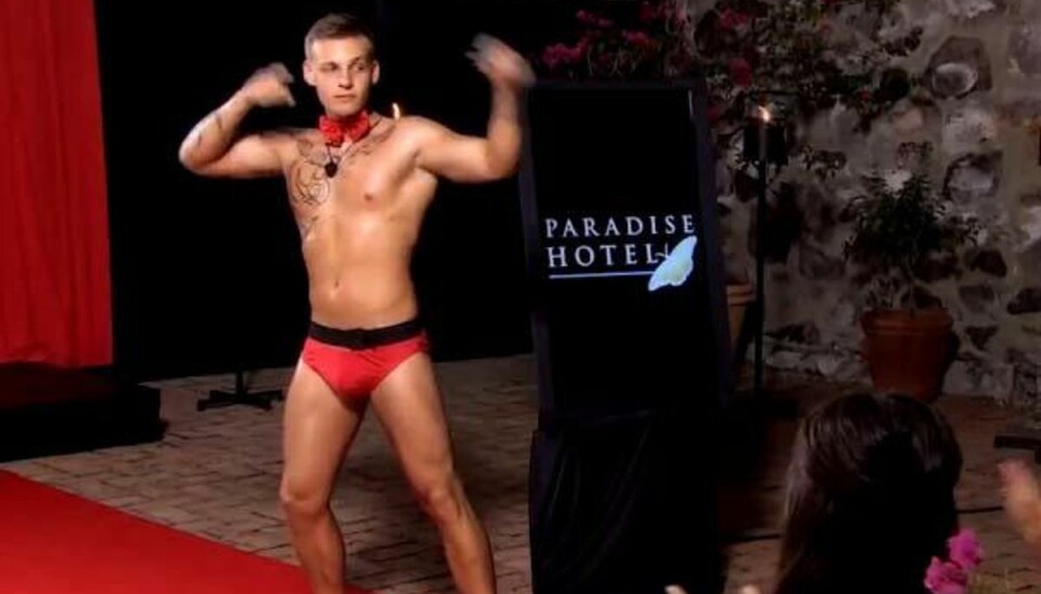 Drengene i catwalk iført speedos og butterfly