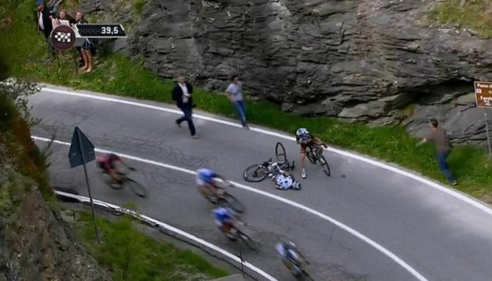 Hamrede i asfalten: Giro-rytter er ved bevidsthed