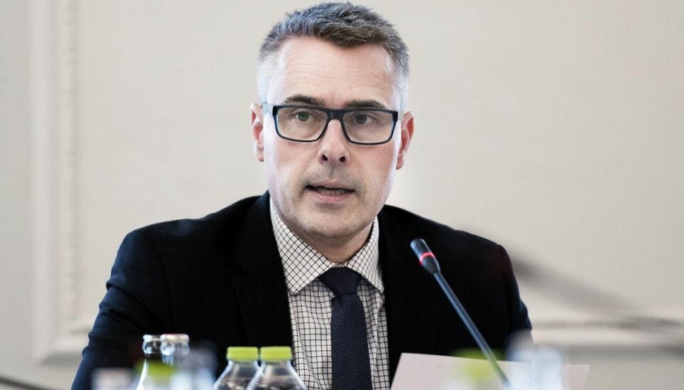 Sass Larsen: -De stigende gebyrer på boliglån er fair Henrik Sass Larsen i samråd om de stigende bidragssatser i dag, fredag, på Christiansborg. Foto: Liselotte Sabroe/Scanpix.