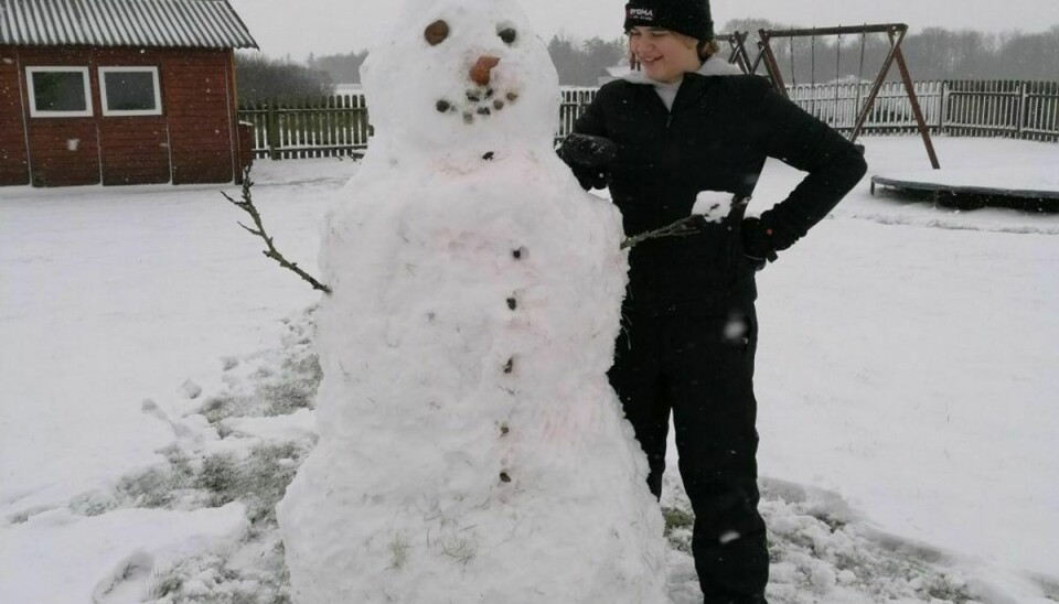 Leah har i pausen fra lektierne lavet en snemand, skriver Birthe Holm fra Løgumkloster. Foto: Privatfoto