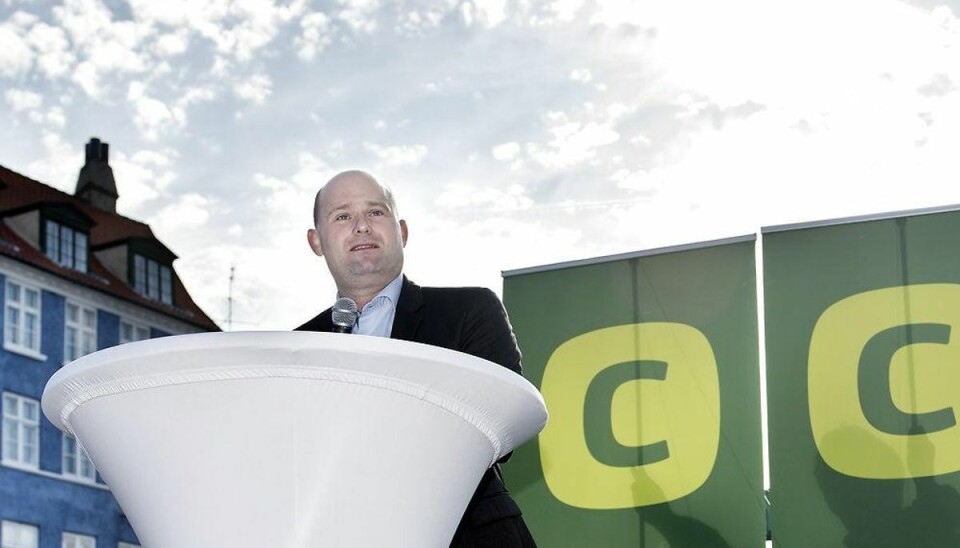 De Konservatives formand Søren Pape holder Grundlovstale ved Mindeankeret i Nyhavn fredag d. 5. juni 2015. Til højre ses Knud, som holder K-banneret så det ikke blafrer i brisen. Søren Pape takkede Knud i sin tale og påpegede, at folk som Knud er der brug for. (Foto: Linda Kastrup/Scanpix 2015)