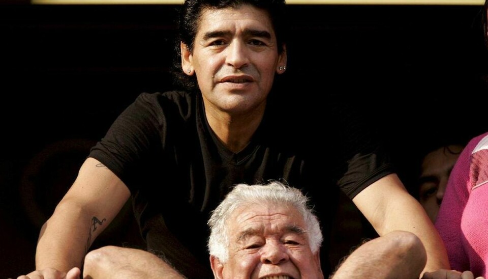 Her ses Diego Maradona og hans far Diego Maradona Senior. Foto: MARCOS BRINDICCI/Scanpix.