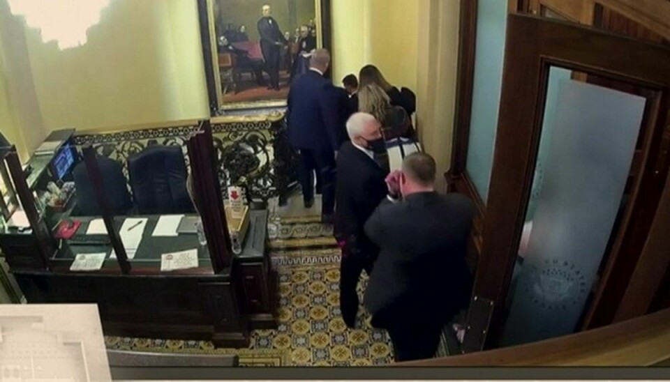 Her bliver vicepræsident Mike Pence ført bort af sikkerhedsvagter. Foto:Senate/Handout via Reuters/Scanpix