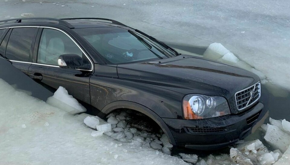 Det var denne Volvo XC90, der lørdag gik gennem isen ved Lakolk på Rømø. Foto: Syd- og Sønderjyllands Politi.