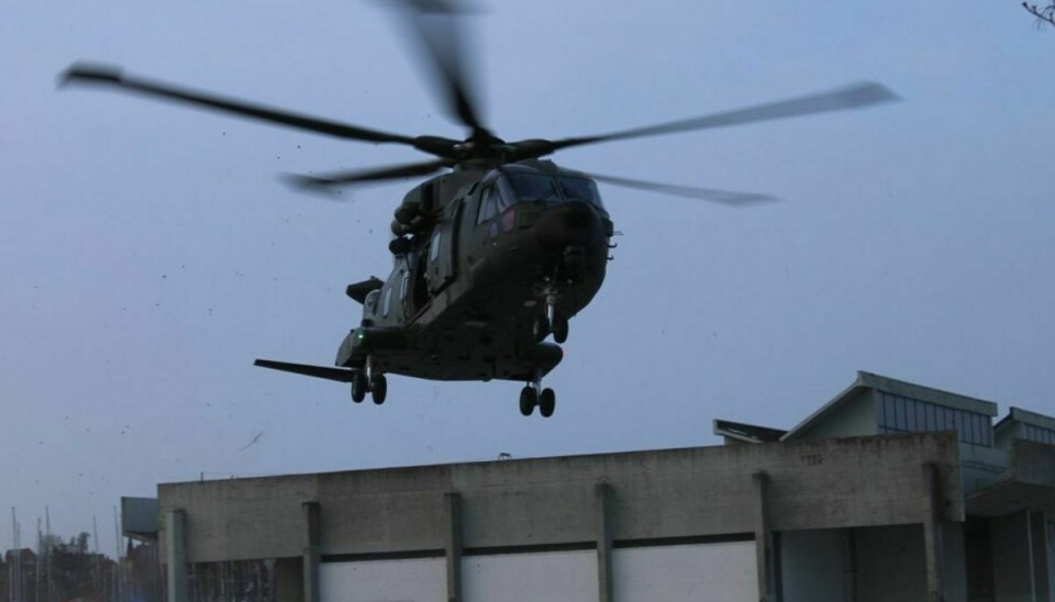 En helikopter i luften søger efter eventuelle personer i vandet. Foto: Presse-fotos.dk. KLIK for mere.