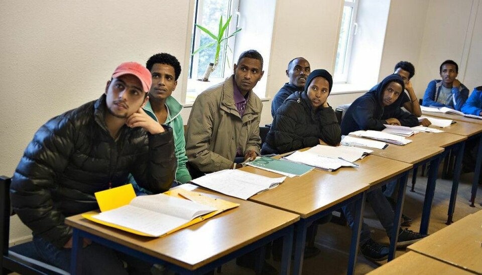 Flygtninge kan få ekstremt svært ved at opnå sprogbonus RB plus. Milliard besparelse på udlændinge * Regeringen vil årligt spare én milliard kroner på udlændinge. * Første skridt blev taget onsdag med en aftale om, at flygtninges kontanthjælp skal erstattes af en integrationsydelse. * Ydelsen skal omfatte nytilkomne udlændinge og danskere, der ikke har haft ophold i riget i mindst syv ud af de sidste otte år. Aftalen ventes at give 400 millioner kroner i statskassen.