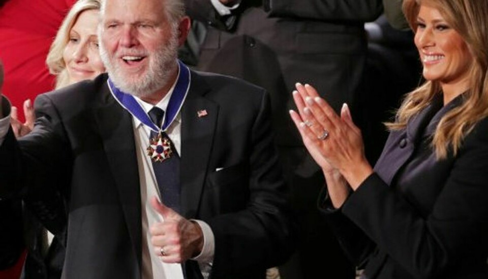 Rush Limbaugh blev i 2020 tildelt den prestigefyldte Presidential Medal of Freedom af daværende præsident Donald Trump (Arkivfoto). Foto: Jonathan Ernst/Reuters