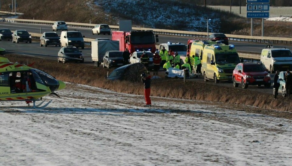 Det ser voldsomt ud ved ulykken på Vestmotorvejen. Foto: Presse-fotos.dk.
