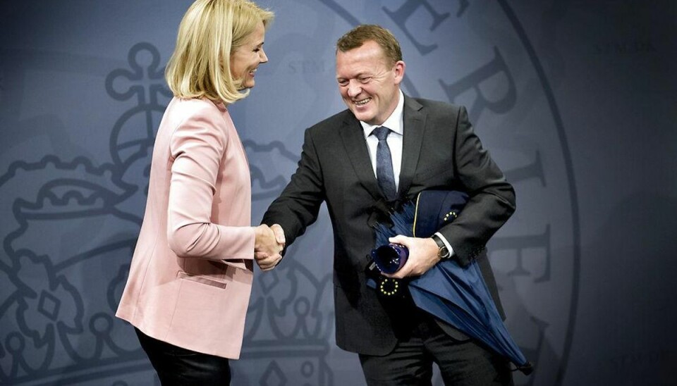 Løkke tager over fra Thorning: Selfiestang og EU-sokker Helle Thorning-Schmidt overdrager Statsministeriet til Lars Løkke Rasmussen. Foto: Keld Navntoft/Scanpix.