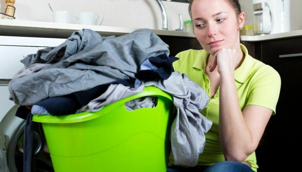 Danske unge mener, det er kvinderne, der skal tage sig af vasketøjet. Foto: iris/Scanpix (Modelfoto)