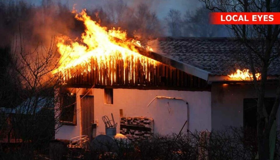 Der er udbrudt kraftig brand i et kolonihavehus i en havekoloni i Christiansminde. KLIK FOR AT SE ET BILLEDE MERE. Foto: Local Eyes