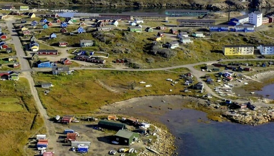 Det var fra den sydgrønlandske by Narsaq, at tre personer sejlede ud i en jolle. To er omkommet, og én er savnet. (Arkivfoto) – Foto: Greenland Minerals Ltd/Reuters
