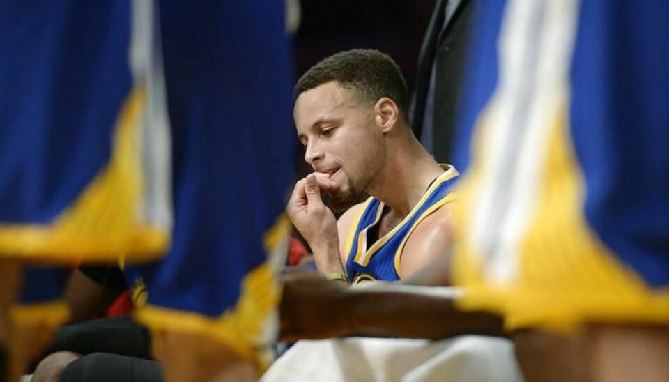 Stephen Curry fra Golden State Warriors havde god grund til at bide negle, da holdet indkasserede et højst overraskende nederlag. Foto: Scanpix