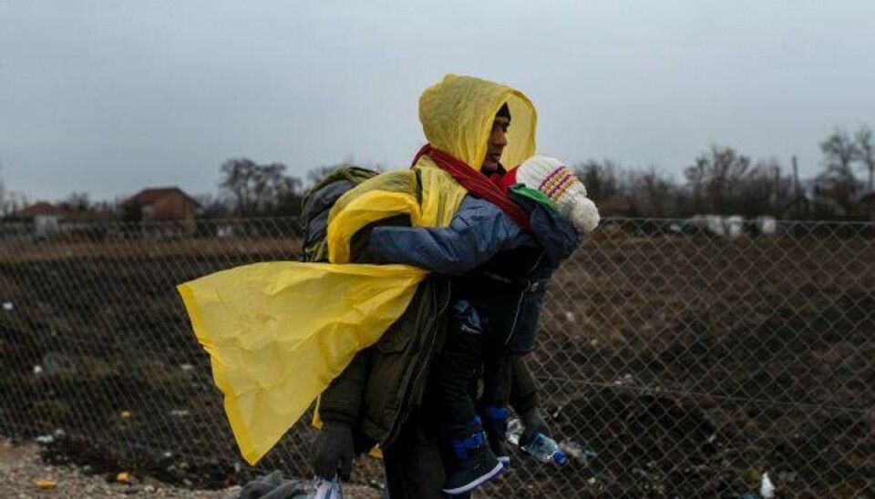 Flygtninge fanget i mudret ingenmandsland 430 flygtninge og migranter er efter lukningen af balkanruten fanget på grænsen ellem Makedonien og Serbien nær den nordlige makedonske landsby Tabanovce. Foto: Robert Atanasovski/AFP
