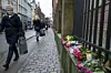 Fire mænd er tiltalt for medvirken til terror. Her ses blomster, der blev lagt ved synagogen i Krystalgade for at markere årsdagen for angreb. Foto: Nikolai Linares/scanpix/Scanpix