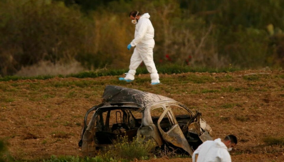 Politiets teknikere undersøger vraget af Daphne Caruana Galizias bil i oktober 2017. En kraftig bilbombe kostede den undersøgende maltesiske journalist livet. (Arkivfoto) Foto: Darrin Zammit Lupi/Reuters