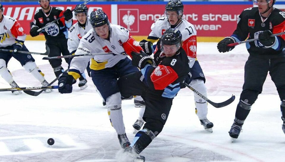 Sønderjyske taber til HV71 Sønderjyske fighter godt i 1. periode, her får Morten Skov en tackling af Erik Andersson fra HV71. Foto: Jan Korsgaard