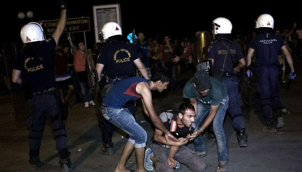 Migranter ville med færge: Slået med knipler Der var voldsomme sammenstød mellem migranter og græske politibetjente, da en gruppe migranter prøvede at storme om bord på en færge fra øen Lesbos lørdag aften. Foto: ANGELOS TZORTZINIS/Scanpix