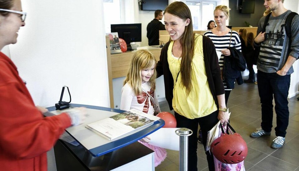 Red Barnet: Indsamlings-bøsser proppet Trine Gjelfort og hendes datter Clara afleverer samlebøsse og får diplom for indsatsen. Foto: Niels Ahlmann Olesen/Scanpix.